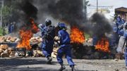 Les forces de police font face aux manifestants "anti-troisième-mandat" depuis plusieurs jours. Ces affrontements auraient fait au moins cinq morts depuis le 26 avril. Les forces de police font face aux manifestants "anti-troisième-mandat" depuis plusieurs jours. Ces affrontements auraient fait au moins cinq morts depuis le 26 avril.