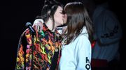 Le baiser entre Hoshi et sa danseuse lors de la cérémonie des Victoires de la Musique 2019 a fait les gros titres de la presse française Le baiser entre Hoshi et sa danseuse lors de la cérémonie des Victoires de la Musique 2019 a fait les gros titres de la presse française