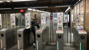Pour l'instant, trois de ces nouveaux validateurs bleus ont été installés à la station de métro Parc et une poignée d'autres dans des bus et des trams. Ils sont en phase de test et donc pas encore fonctionnels Pour l'instant, trois de ces nouveaux validateurs bleus ont été installés à la station de métro Parc et une poignée d'autres dans des bus et des trams. Ils sont en phase de test et donc pas encore fonctionnels