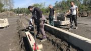 Les stagiaires apprennent à placer des bordures Les stagiaires apprennent à placer des bordures