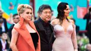 Catherine Deneuve, Hirokazu Kore-Eda et Juliette Binoche sur le tapis rouge de la Mostra Catherine Deneuve, Hirokazu Kore-Eda et Juliette Binoche sur le tapis rouge de la Mostra