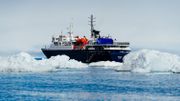 Le navire Ortelius accueille une centaine de voyageurs. C'est l'idéal puisque les gros paquebots ne peuvent débarquer sur terre. Le navire Ortelius accueille une centaine de voyageurs. C'est l'idéal puisque les gros paquebots ne peuvent débarquer sur terre.