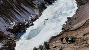 Quand le fleuve n'est pas assez gelé, les marcheurs se transforment en porteurs pour continuer à avancer. Quand le fleuve n'est pas assez gelé, les marcheurs se transforment en porteurs pour continuer à avancer.