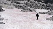 La mystérieuse neige rose d'un glacier des Alpes italiennes La mystérieuse neige rose d'un glacier des Alpes italiennes