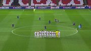 Black Lives Matter : Lacazette et Arsenal posent un genou à terre face à l’équipe du Slavia Prague, restée debout Black Lives Matter : Lacazette et Arsenal posent un genou à terre face à l’équipe du Slavia Prague, restée debout
