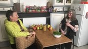 Isabelle pratique le troc alimentaire, notamment avec Véronique Isabelle pratique le troc alimentaire, notamment avec Véronique