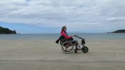 Sa chaise roulante manuelle adaptée avec une petite roue motorisée Sa chaise roulante manuelle adaptée avec une petite roue motorisée