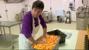 A la conserverie, Martine Schermesser, entourée de ses bénévoles, transforme les légumes en bocaux pendant la mauvaise saison. A la conserverie, Martine Schermesser, entourée de ses bénévoles, transforme les légumes en bocaux pendant la mauvaise saison.