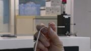 Un produit encore plus souple que ses concurrents pour être moins douloureux pour les patients. Un produit encore plus souple que ses concurrents pour être moins douloureux pour les patients.