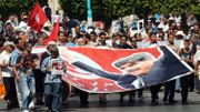 Des milliers de Tunisiens ont manifesté leur colère suite à l'assassinat du député d'opposition Mohamed Brahmi Des milliers de Tunisiens ont manifesté leur colère suite à l'assassinat du député d'opposition Mohamed Brahmi