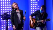 Thom Dewatt, après avoir joué pour les plus grands, interprète son single "Paris" en live Thom Dewatt, après avoir joué pour les plus grands, interprète son single "Paris" en live