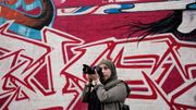 Nawal Afkir, 25 ans, de Bruxelles. Elle est photographe de rue pendant son temps libre. Nawal Afkir, 25 ans, de Bruxelles. Elle est photographe de rue pendant son temps libre.