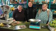 Marie-Christine, Jean-Michel et Marie-Thérèse tiennent leur petite boutique à l'ancienne à bout de bras. Marie-Christine, Jean-Michel et Marie-Thérèse tiennent leur petite boutique à l'ancienne à bout de bras.