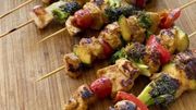 La recette du jour anti-déprime : les brochettes de poulet satay de Julie Andrieu La recette du jour anti-déprime : les brochettes de poulet satay de Julie Andrieu