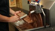 Nicolas Carpentier travaille encore la crème au beurre, comme sa grand-mère voici 50 ans, et revendique un artisanat dont on se régale avec la Prestige (un praliné noisette, crème à la vanille et noisettes grillées)... Nicolas Carpentier travaille encore la crème au beurre, comme sa grand-mère voici 50 ans, et revendique un artisanat dont on se régale avec la Prestige (un praliné noisette, crème à la vanille et noisettes grillées)...