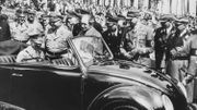 Le chancelier allemand Adolf Hitler inspecte un des premiers modèles de Coccinelle Le chancelier allemand Adolf Hitler inspecte un des premiers modèles de Coccinelle