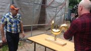 Le coq, star de la journée, avant son ascension Le coq, star de la journée, avant son ascension