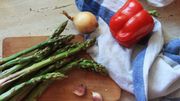 Les asperges peuvent se cuire à la vapeur ou dans de l'eau bouillante salée. Les asperges peuvent se cuire à la vapeur ou dans de l'eau bouillante salée.