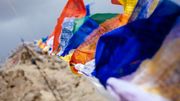 Les drapeaux bouddhistes offrent leurs prières au vent et à la nature. Les drapeaux bouddhistes offrent leurs prières au vent et à la nature.