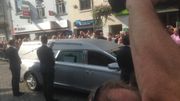 De nombreuses personnes étaient présentes lors de l'arrivée du cercueil. De nombreuses personnes étaient présentes lors de l'arrivée du cercueil.
