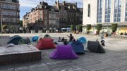 Les SDF qui s'étaient rassemblés vendredi sur la place d'Armes ont passé la nuit sur place Les SDF qui s'étaient rassemblés vendredi sur la place d'Armes ont passé la nuit sur place