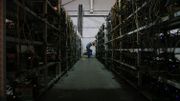 Le minage de cryptomonnaie consiste à calculer une transaction entre deux utilisateurs de la monnaie et ainsi créer de l'argent en récompense. De véritables fermes se sont développées à grands renforts d'ordinateurs surpuissants pour fabriquer de l'argent virtuel. Le minage de cryptomonnaie consiste à calculer une transaction entre deux utilisateurs de la monnaie et ainsi créer de l'argent en récompense. De véritables fermes se sont développées à grands renforts d'ordinateurs surpuissants pour fabriquer de l'argent virtuel.