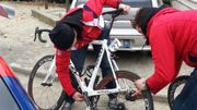 L'équipe Lotto s'occupe du vélo de Sieberg L'équipe Lotto s'occupe du vélo de Sieberg