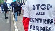 Le slogan brandi à maintes reprises par les militants : "Stop aux centres fermés". Le slogan brandi à maintes reprises par les militants : "Stop aux centres fermés".