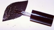 Appliquez le vernis pailleté sur une partie de la feuille, en estompant vers le centre. Appliquez le vernis pailleté sur une partie de la feuille, en estompant vers le centre.