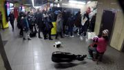 L'indifférence de la foule L'indifférence de la foule