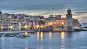 La station balnéaire de Collioure (France), au coucher du soleil.
La station balnéaire de Collioure (France), au coucher du soleil.