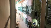 Hall avant rénovation. Deux ailles de la prison de Namur ont été profondément rénovées. Les travaux se divisent en plusieurs phases pour maintenir le fonctionnement. Hall avant rénovation. Deux ailles de la prison de Namur ont été profondément rénovées. Les travaux se divisent en plusieurs phases pour maintenir le fonctionnement.