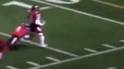 Il intercepte, se trompe de sens de course et se fait plaquer par son capitaine! Il intercepte, se trompe de sens de course et se fait plaquer par son capitaine!