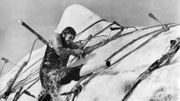 Gregory Peck incarne le capitaine Achab obnibulé par le cachalot blanc “Moby Dick” Gregory Peck incarne le capitaine Achab obnibulé par le cachalot blanc “Moby Dick”