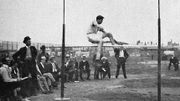 Ray Ewry à la hauteur sans élan, aux JO de 1904 Ray Ewry à la hauteur sans élan, aux JO de 1904