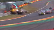 Crash impressionnant à Spa, un pilote et quatre commissaires blessés Crash impressionnant à Spa, un pilote et quatre commissaires blessés