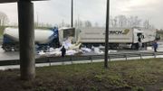Le chargement des camions va devoir être dégagé avant l'évacuation des camions accidentés Le chargement des camions va devoir être dégagé avant l'évacuation des camions accidentés