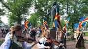La marche du 9 juin s'arrête toujours devant la statue de Julius Sundblom, ancien journaliste et homme politique alandais, qui a mené le mouvement en faveur du rattachement de Aland à la Suède. Il est ensuite devenu le premier président du parlement de Aland. Il est appelé par certains "le roi de Aland" et par d'autre "père de la nation" La marche du 9 juin s'arrête toujours devant la statue de Julius Sundblom, ancien journaliste et homme politique alandais, qui a mené le mouvement en faveur du rattachement de Aland à la Suède. Il est ensuite devenu le premier président du parlement de Aland. Il est appelé par certains "le roi de Aland" et par d'autre "père de la nation"