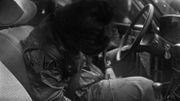 Mesrine abattu lors d’un traquenard organisé par le commissaire Broussard à la porte de Clignancourt en plein Paris. Mesrine abattu lors d’un traquenard organisé par le commissaire Broussard à la porte de Clignancourt en plein Paris.