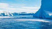 L'arrivée en bateau à Ilulissat dans la baie de Disko, au milieu des icebergs géants est un moment impressionnant et d'une émouvante beauté. L'arrivée en bateau à Ilulissat dans la baie de Disko, au milieu des icebergs géants est un moment impressionnant et d'une émouvante beauté.