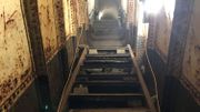 Voici donc l'escalier rouillé que les élèves de l'ITN doivent remplacer. Ils ont commencé par la partie supérieure et s'attaqueront ensuite à la partie inférieure. Voici donc l'escalier rouillé que les élèves de l'ITN doivent remplacer. Ils ont commencé par la partie supérieure et s'attaqueront ensuite à la partie inférieure.