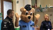 La mascotte de l'opération, l'ours Bruno, rigolo et un peu boudiné dans son uniforme de policier. La mascotte de l'opération, l'ours Bruno, rigolo et un peu boudiné dans son uniforme de policier.