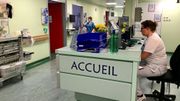 Une secrétaire qui distribue les repas ou fait des lits, tout le monde est mis à contribution. Par solidarité. Une secrétaire qui distribue les repas ou fait des lits, tout le monde est mis à contribution. Par solidarité.