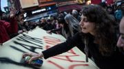 Au moins deux mille personnes sont descendues dans les rues à Istanbul lundi soir pour contester le résultat du référendum Au moins deux mille personnes sont descendues dans les rues à Istanbul lundi soir pour contester le résultat du référendum
