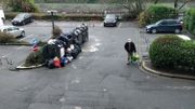 Le parking au bas de l'immeuble "Uyttenhove" où les jeunes trainent le soir Le parking au bas de l'immeuble "Uyttenhove" où les jeunes trainent le soir