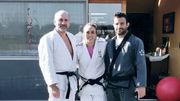 Charline Van Snick, entourée de son papa et de son compagnon "sparring-partner" sur le tatami installé sur la terrasse de la maison familiale. Charline Van Snick, entourée de son papa et de son compagnon "sparring-partner" sur le tatami installé sur la terrasse de la maison familiale.