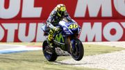 Poussé dans ses derniers retranchements par Marquez, Rossi doit couper la dernière chicane en évitant le bac à graviers Poussé dans ses derniers retranchements par Marquez, Rossi doit couper la dernière chicane en évitant le bac à graviers