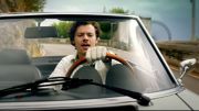 Harry Styles interprète "Golden" depuis la côte Italienne dans son nouveau clip lumineux