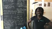 Mamadou a appris le néerlandais en travaillant dans des bars fréquentés surtout par des Flamands à Bruxelles Mamadou a appris le néerlandais en travaillant dans des bars fréquentés surtout par des Flamands à Bruxelles