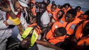 Un membre de MSF en pleine opération de sauvetage en Méditerranée. Le secrétaire d'Etat Theo Francken a taxé ces actions de traite d'êtres humains Un membre de MSF en pleine opération de sauvetage en Méditerranée. Le secrétaire d'Etat Theo Francken a taxé ces actions de traite d'êtres humains